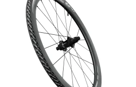 Una rueda de bicicleta Zipp 404 S con llanta de fibra de carbono, radios negros y buje central se muestra sobre un fondo blanco: ideal para los ciclistas que buscan velocidad y el máximo rendimiento.