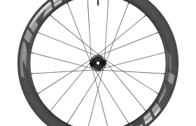 Se muestra de perfil una rueda de bicicleta Zipp 404 S de carbono negra con el logotipo en plata, que cuenta con una llanta de perfil alto y radios que parten del buje, diseñada para la velocidad y un rendimiento de primera categoría.