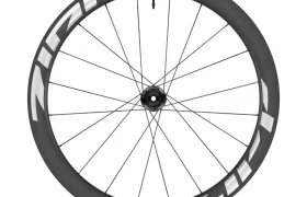Una rueda de bicicleta Zipp 404 S con llanta de carbono de perfil alto, radios negros y logotipo en blanco, diseñada para alcanzar la máxima velocidad, mostrada sobre un fondo blanco. El equilibrio perfecto entre precio y rendimiento.