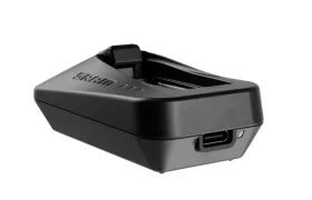 Un cargador de batería de bicicleta electrónico SRAM negro, presentado en Novedades SRAM febrero 2026, con una ranura para la batería y un puerto de carga USB-C.