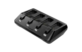 Cargador de batería SRAM negro con cuatro ranuras de carga, vista en ángulo sobre fondo blanco. Descubre las novedades SRAM febrero 2026 en innovadores accesorios para tus dispositivos.