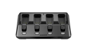 Un cargador de batería SRAM negro con cuatro ranuras para cargar baterías de bicicleta, mostrado sobre un fondo blanco. Descubre este innovador cargador entre las novedades SRAM febrero 2026.