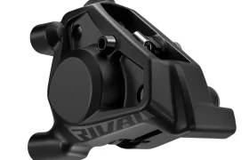 Pinza de freno de disco para bicicleta en negro mate con la marca "RIVAL", con múltiples puntos de montaje y un diseño compacto y angular, parte de las novedades SRAM febrero 2026.