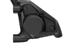 Pinza de freno de bicicleta SRAM Rival negra sobre fondo blanco, vista desde el lateral, mostrando los puntos de montaje y el logotipo. Parte de las novedades SRAM febrero 2026 para un frenado de alto rendimiento.