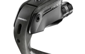 Palanca de cambio electrónica SRAM Red con palanca de fibra de carbono, carcasa negra y marca visible, presentada como parte de las novedades SRAM febrero 2026, vista en ángulo sobre fondo blanco.