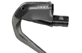 Palanca de freno aerodinámica de carbono SRAM RED negra y gris, mostrada de lado, diseñada para bicicletas de contrarreloj o triatlón-parte de las Novedades SRAM febrero 2026.