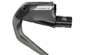 Maneta de freno de bicicleta SRAM Force con cambio integrado, mostrada en un perfil lateral sobre fondo blanco. Descubre las novedades SRAM febrero 2026 para mejorar tu experiencia de ciclismo.