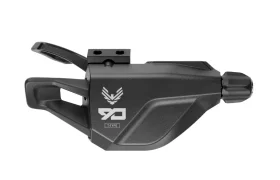 La palanca de cambios SRAM Eagle negra para bicicleta incluye una palanca y un pomo de ajuste del cable, con un diseño angular y marcas de logotipo en el lateral. Perfecta para quienes buscan cambios mecánicos fiables.