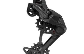 Primer plano de un desviador trasero de bicicleta SRAM Eagle 90 negro con dos ruedas jockey y una jaula de metal, diseñado para cambiar de marcha suavemente en una bicicleta.