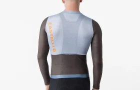 Una persona aparece de espaldas, vestida con un maillot Corretto LS de manga larga con la inscripción «Castelli» en la espalda y unos culotes negros de ciclismo, sobre un fondo blanco liso.