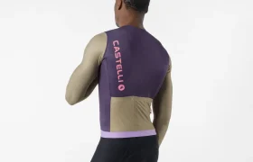 Un hombre de espaldas, que lleva un maillot Corretto LS en colores morado y beige con la inscripción «CASTELLI» en vertical en la espalda, en el que destaca el elegante diseño de este maillot de manga larga Castelli Transition, combinado con unos culotes de ciclismo negros, sobre un fondo blanco liso.