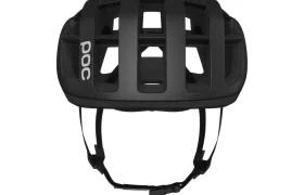 Casco de bicicleta POC casco ventilado negro con grandes aberturas de ventilación y mentonera ajustable, diseñado para ofrecer comodidad incluso en condiciones de calor extremo, visto desde arriba.