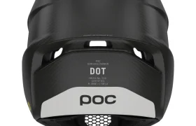 Casco integral POC Barocon Carbon negro, visto desde atrás, en el que se aprecia una etiqueta blanca con los datos de certificación y el logotipo de POC. La superficie presenta una textura de fibra de carbono, ideal para los ciclistas de descenso.