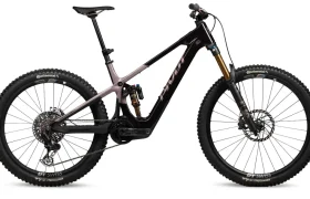 Una bicicleta de montaña Avinox M2S de suspensión total con cuadro negro y rosa, neumáticos anchos de tacos y componentes de suspensión avanzados, mostrada de perfil sobre fondo blanco.