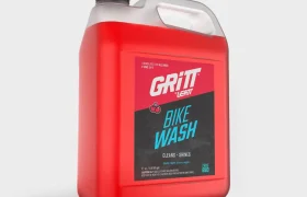 Botella de cuatro litros de «Gritt» de Leatt para lavar la bicicleta, con un líquido de color rojo brillante y un tapón de rosca negro.