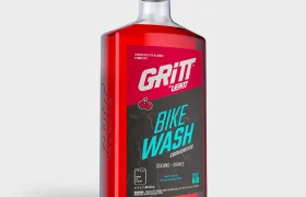 Una botella de limpiador concentrado para bicicletas Gritt con un líquido rojo y un tapón negro.
