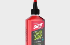 Un frasco de lubricante cerámico para cadenas Leatt para clima húmedo con tapón rojo.