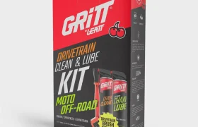 Kit de limpieza y lubricación para la transmisión «Gritt» de Leatt, que incluye un limpiador de cadenas, lubricante para cadenas y un cepillo de limpieza, todo ello en una caja con los colores corporativos de la marca: rojo y negro.