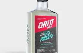 Una botella de 500 ml de Grit Rain Proofer, un producto para restaurar las propiedades de los tejidos técnicos.