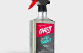 Un frasco pulverizador transparente de Gritt Quick Shield Rain Proofer para tejidos técnicos.
