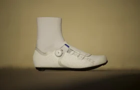 Zapatillas de ciclismo Northwave Celsius R Arctic GTX en color blanco, con un cuello alto hasta el tobillo y un sistema de cierre con dial.