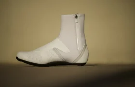 Zapatillas de ciclismo Northwave Celsius R Arctic GTX blancas con cierre de cremallera.