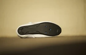 Parte inferior de unas zapatillas de ciclismo de invierno Northwave Celsius, en las que se aprecian los orificios de fijación de las calas en una suela negra.