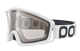 Gafas deportivas con montura blanca y lentes tintadas, perfectas para las aventuras de descenso; la correa ajustable en blanco y negro, con letras en negrita, combina a la perfección con un casco integral de Casco o un casco POC Barocon Carbon.