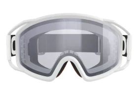 Vista frontal de unas gafas deportivas protectoras POC blancas con visera transparente y correa ajustable negra, ideales para aventuras de descenso o para combinar con un casco integral.