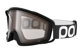 Unas gafas deportivas POC en blanco y negro con una cinta elástica ancha en la que se lee «poc» en letra negrita, perfectas para combinar con un casco integral en intensas bajadas.