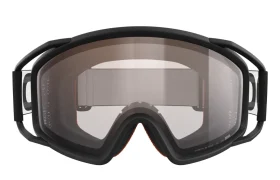 Se muestra de frente un par de gafas negras integrales de esquí o snowboard, con una lente ancha tintada y aberturas laterales, que combinan a la perfección con tu casco integral para tus aventuras de descenso.