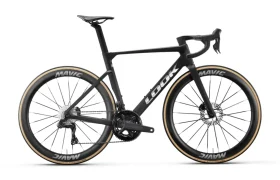 Se muestra una vista lateral de una bicicleta de carretera LOOK 795 Blade RS 3 de color negro, con manillar de carretera, frenos de disco y ruedas MAVIC con llantas amarillas. El cuadro lleva el nombre de la marca «LOOK» y presenta un diseño elegante inspirado en Nevers.