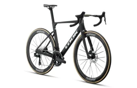 En un fondo blanco se muestra una bicicleta de carretera LOOK 795 Blade RS 3 de color negro, con ruedas de perfil alto, manillar de carretera y el logotipo «LOOK» en el cuadro.
