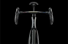 Un manillar de bicicleta de carretera LOOK 795 Blade RS 3 en color negro, con manillar y potencia integrados, equipado con manetas de cambio Ultegra y un sillín negro, todo ello sobre un elegante fondo negro: un guiño al diseño vanguardista de Nevers.