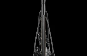 Vista trasera de una bicicleta LOOK 795 Blade RS 3, con especial atención a la rueda, los cambios y el cuadro, sobre un fondo negro: una auténtica «arma total» de Nevers.