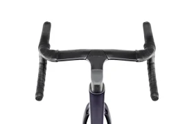 Vista frontal del manillar y la potencia de una bicicleta de carretera LOOK 795 Blade RS 3 negra sobre un fondo blanco.