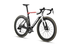 Una bicicleta de carretera con manillar de carretera, ruedas de perfil alto, un cuadro en blanco y negro con detalles en rojo y la marca «LOOK» en el tubo diagonal: se trata de la LOOK 795 Blade RS 3, perfecta para recorrer rutas desde Nevers hasta Arma Total.