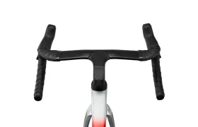Primer plano del manillar y la potencia de una moderna bicicleta de carretera LOOK 795 Blade RS 3, vistos desde arriba sobre un fondo blanco: una auténtica «arma total» inspirada en la ingeniería de Nevers.