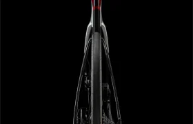 Vista trasera de una bicicleta de carretera LOOK 795 Blade RS en la que se aprecian la rueda, el cuadro y el mecanismo de cambios sobre un fondo negro, lo que da fe de la ingeniería de precisión de Nevers.
