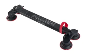 El Allen Smart Suction Bike Rack es un portabicicletas negro con cuatro ventosas y una correa roja, diseñado para un montaje seguro en el techo de cualquier vehículo.