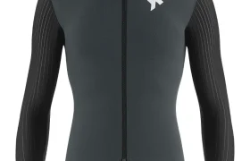 Maillot de ciclismo de manga larga en gris oscuro con rayas finas negras en las mangas, cremallera delantera y un logotipo blanco con forma de estrella en el lado izquierdo del pecho; ideal para salidas en entretiempo, ya que ofrece una protección ultraligera inspirada en la línea ASSOS EQUIPE ThermoBooster.