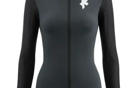 Maillot de ciclismo negro de manga larga con cremallera delantera y logotipo de estrella blanca en el lado izquierdo del pecho, diseñado para salidas en entretiempo, que ofrece una protección ultraligera inspirada en el ASSOS EQUIPE ThermoBooster. Se presenta sobre un fondo liso.