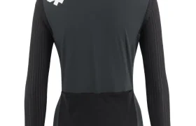Un maillot de ciclismo negro de manga larga visto desde atrás, con tres bolsillos traseros y un logotipo blanco en la parte superior del hombro izquierdo. Diseñado como una prenda de la gama ASSOS EQUIPE ThermoBooster, ofrece una protección ultraligera ideal para las salidas en entretiempo.