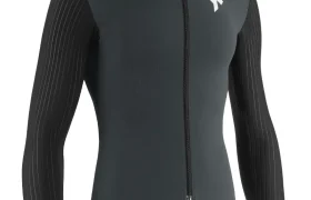 Maillot de ciclismo negro de manga larga con mangas a rayas, cremallera frontal completa y un logotipo blanco en el lado izquierdo del pecho, que ofrece una protección ultraligera ideal para las salidas en entretiempo. Inspirado en la línea ASSOS EQUIPE ThermoBooster, combina rendimiento y comodidad para condiciones variables.