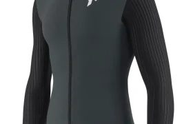 Maillot de ciclismo de manga larga en gris oscuro con rayas finas negras en las mangas, cremallera frontal y logotipo blanco en el lado izquierdo del pecho, diseñado con la tecnología ASSOS EQUIPE ThermoBooster para ofrecer una protección ultraligera, ideal para las salidas en entretiempo.