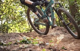 ASSOS_TRAIL_accion