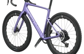 Bicicleta SCOTT Addict Gravel 2027 de color morado, con manillar de carretera, neumáticos anchos con tacos, frenos de disco y cuadro de carbono, vista de perfil sobre un fondo blanco: una opción versátil y cómoda para los ciclistas más exigentes.