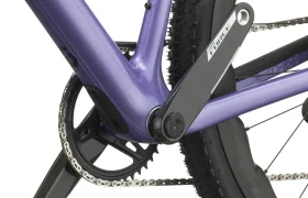 Primer plano del cuadro de la bicicleta polivalente SCOTT Addict Gravel 2027 de color morado, en el que se aprecian el juego de bielas, el plato, la cadena y la rueda trasera con dibujo de banda de rodadura para grava, ideal para cualquier aventura en bicicleta de grava.
