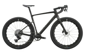 La SCOTT Addict Gravel 2027, una bicicleta de gravel de fibra de carbono negra con manillar de carretera, frenos de disco, neumáticos anchos y un cuadro aerodinámico, está diseñada para ofrecer comodidad en cualquier terreno. Se muestra en vista de perfil sobre un fondo blanco.