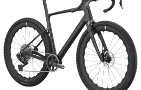 La SCOTT Addict Gravel 2027 es una bicicleta gravel polivalente de color negro que cuenta con manillar de carretera, frenos de disco, un cuadro ligero de carbono, neumáticos anchos con tacos y un único plato delantero, y que aparece en la imagen sobre un fondo blanco impecable.